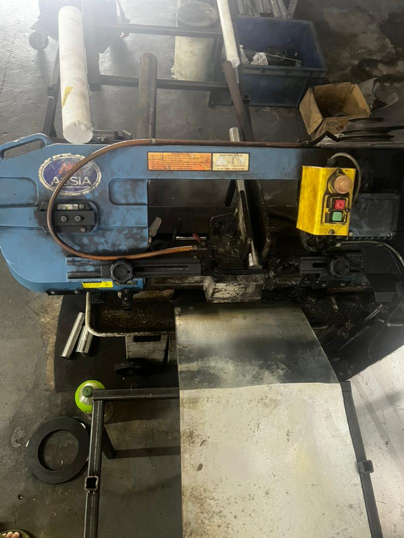 Bandsaw Cutting Machine